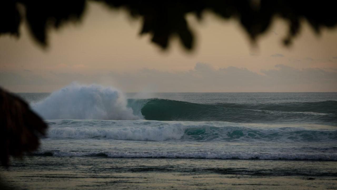Baturundung Surf Resort Naibos Ngoại thất bức ảnh