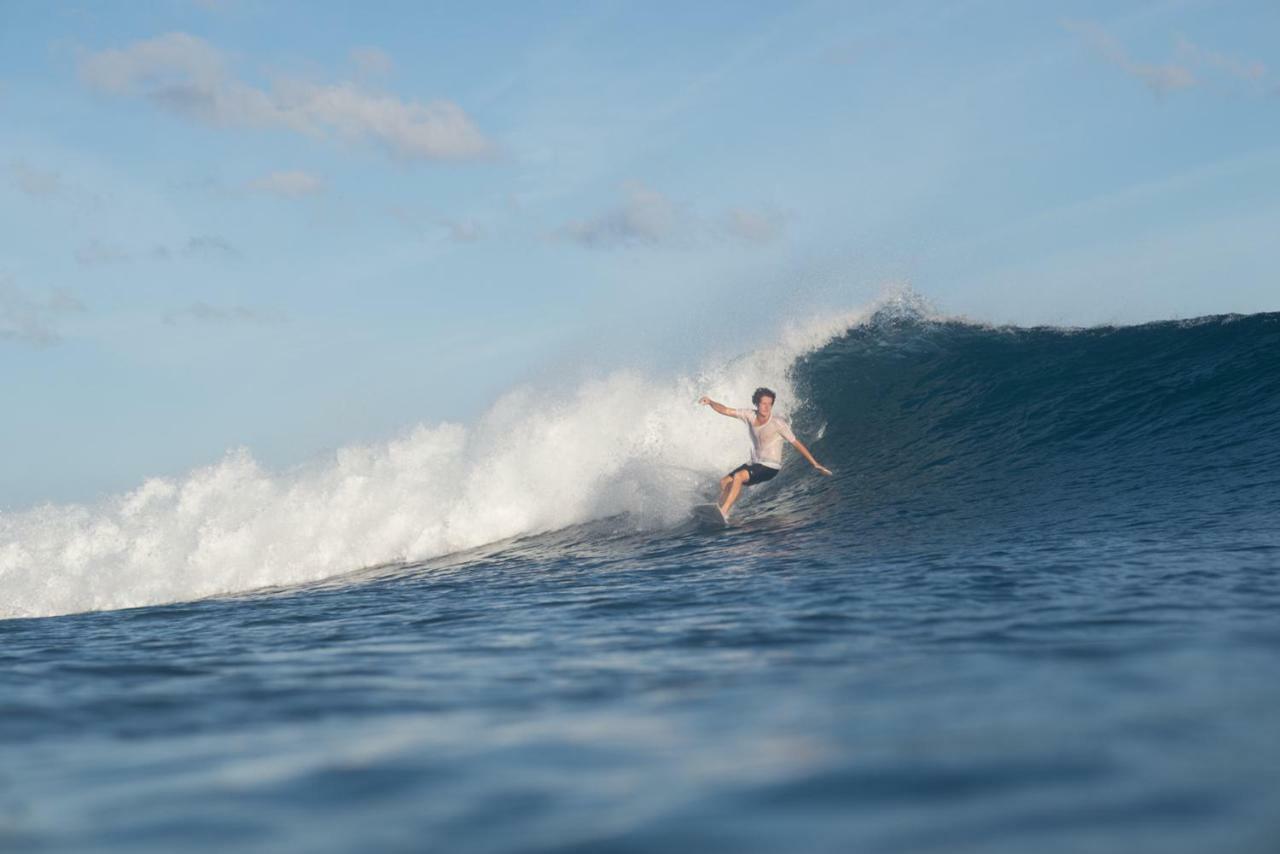 Baturundung Surf Resort Naibos Ngoại thất bức ảnh